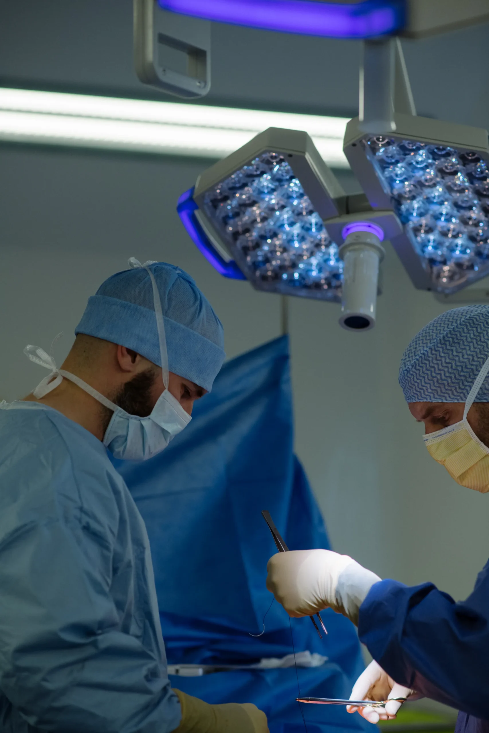 Chirurgiens orthopédique en plein intervention sur le plateau technique à Belharra Orthopédie