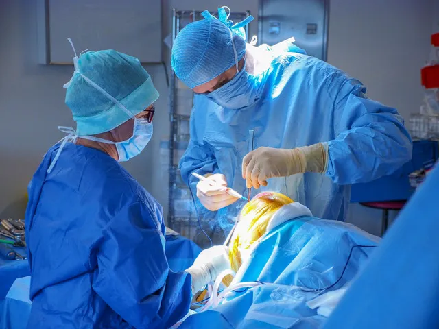 Chirurgien en pleine opération du genou au bloc