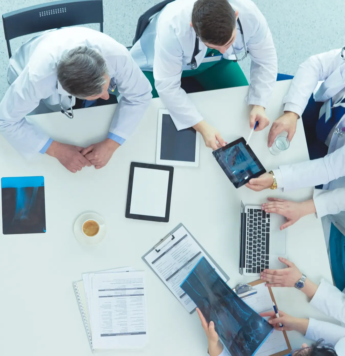 Docteurs en pleine réunion vue de haut
